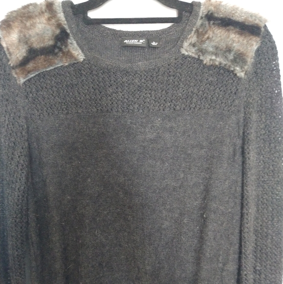 Womens wool blend loose knit sweater with fur patches on shoulders. - Picture 6 of 6